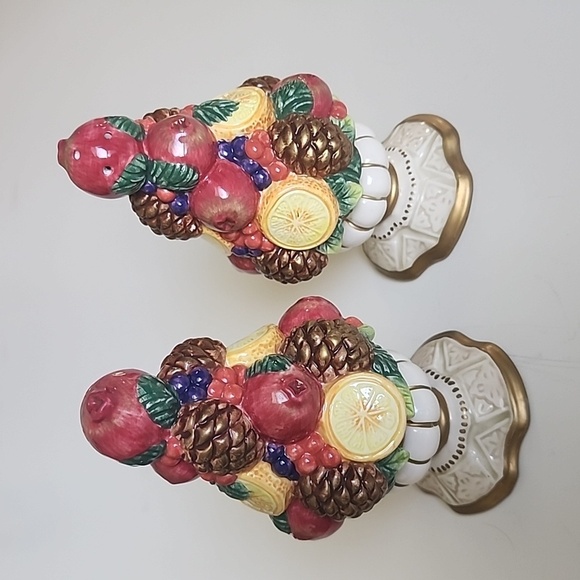 Fitz and Floyd Classics Winter Spice Christmas Salt and Pepper Shaker - Picture 2 of 5